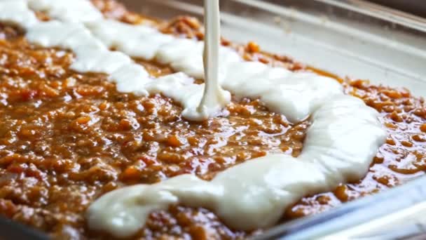 Pouring Bechamel Sauce Cooking Lasagna — Stok video