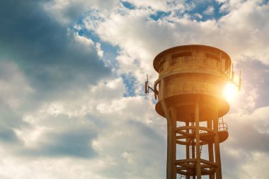 Eski su kulesi ile hücresel iletiþim.