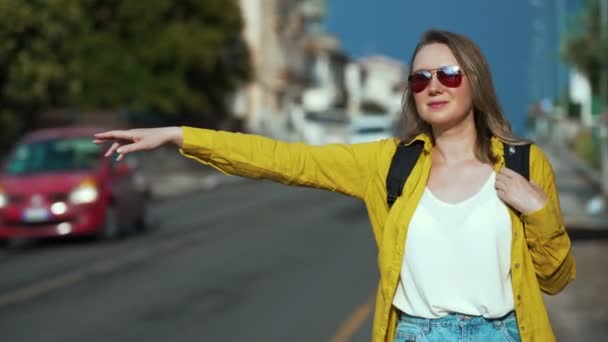 Жінка Рюкзаком Ловить Машину Дорозі Подорож Автостопом — стокове відео