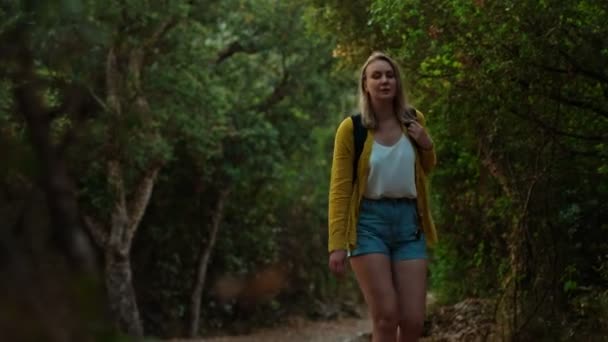 Woman Tourist Backpack Walking Deep Forest — Vídeo de Stock