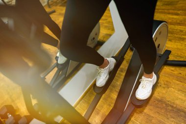 Spor salonunda eliptik antrenörde kadın eğitimi