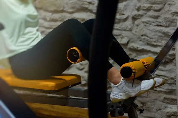 Woman Doing Abs Exercise Gym Bench — Photo