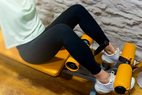 Woman Doing Abs Exercise Gym Bench — Stockfoto