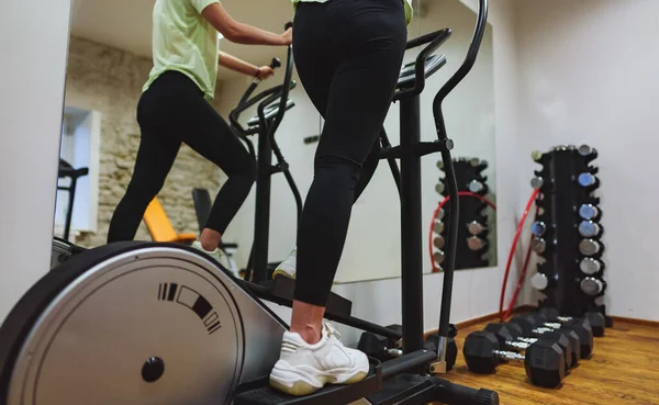 Entraînement Femme Sur Entraîneur Elliptique Dans Salle Gym — Photo