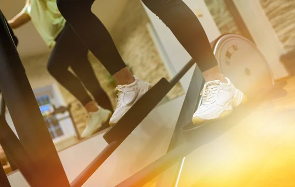 Allenamento Femminile Trainer Ellittico Palestra — Foto Stock