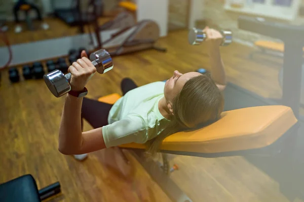 Woman Lying Bench Doing Exercises Dumbbells — Zdjęcie stockowe