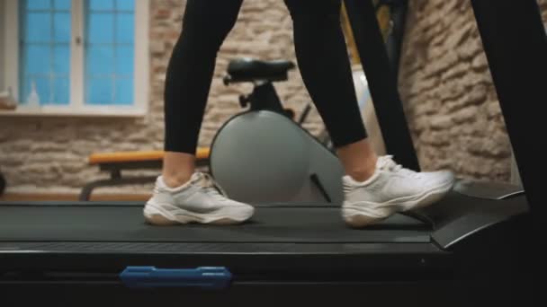 Entraînement Femme Sur Entraîneur Elliptique Dans Salle Gym — Video