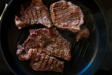 Biberli biftek tavada kızarır..