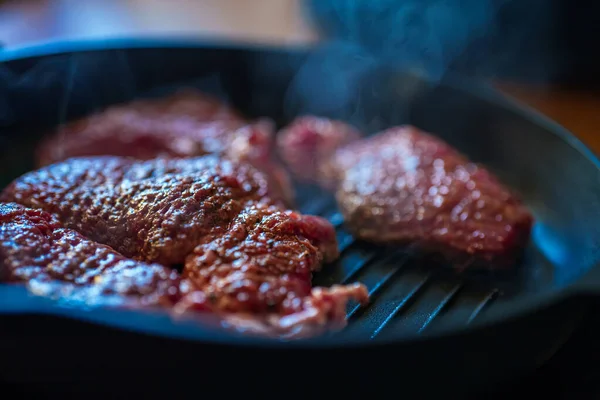 Steak Boeuf Poivre Est Frit Dans Une Poêle — Photo