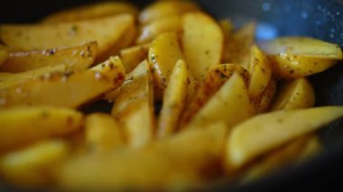 Tavada kızarmış patates ve baharat..