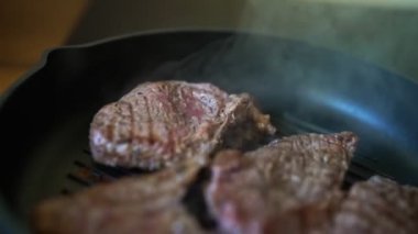 Biberli biftek tavada kızarır..