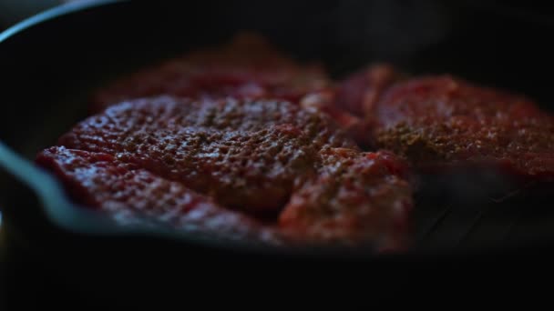 후추를 쇠고기 스테이크를 프라이팬에 튀긴다 — 비디오