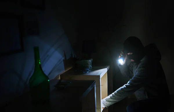 Feneri Taşıyan Maskeli Soyguncu Evini Kontrol Ediyor — Stok fotoğraf