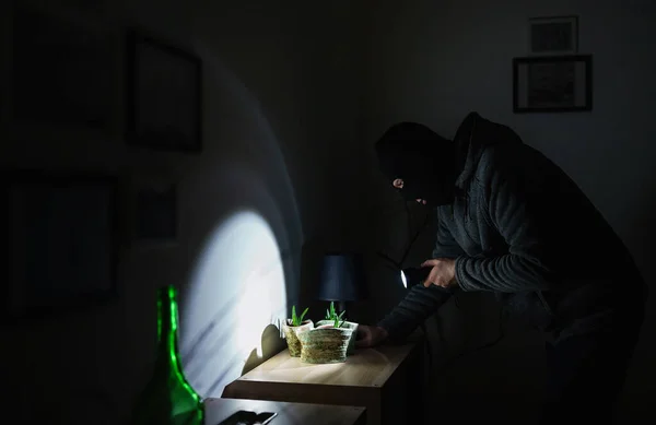 Rapinatore Maschera Con Torcia Elettrica Appartamento Controllo — Foto Stock