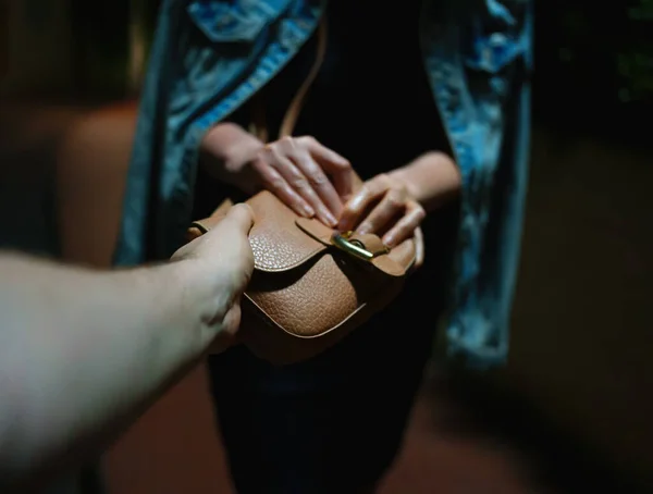 Κλέφτης Αρπάζει Τσάντα Από Γυναίκα Στο Δρόμο Νύχτα — Φωτογραφία Αρχείου