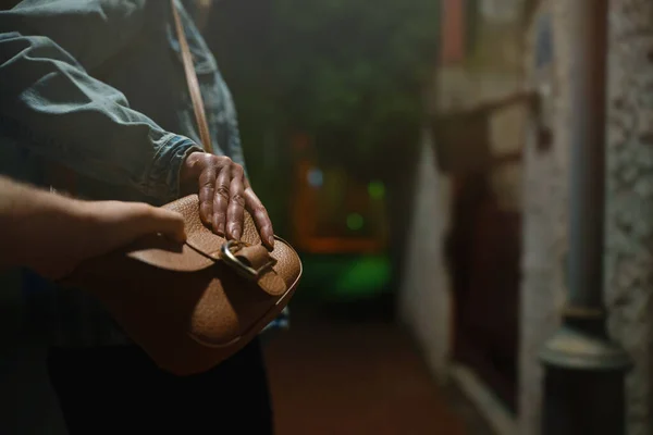 Hırsız Gece Caddesinde Bir Kadından Çantayı Kaptı — Stok fotoğraf