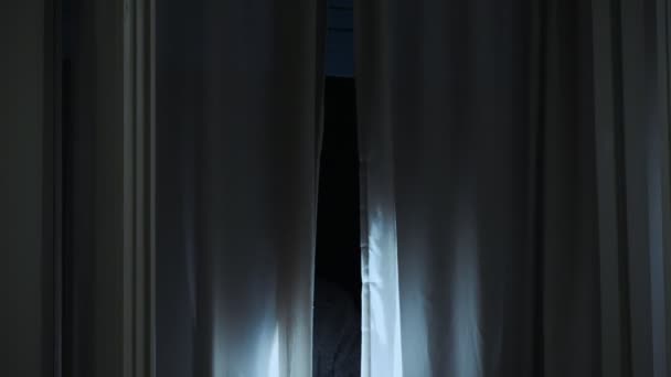 Maskierter Räuber Mit Taschenlampe Kontrolliert Wohnung — Stockvideo