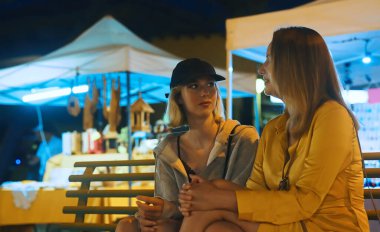 Anne ve kızı oturuyor ve konuşuyorlar..