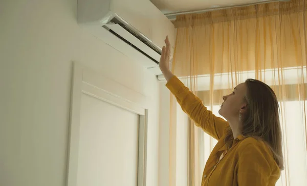 Woman Checks Air Conditioner Apartment — Stock Photo, Image