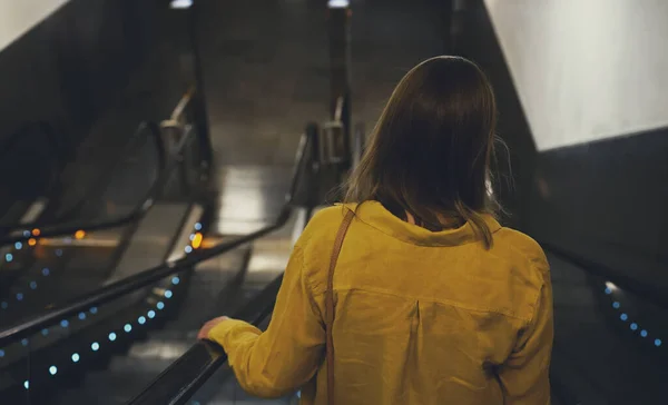 Metroda Bir Yürüyen Merdiven Kullanan Kadın — Stok fotoğraf