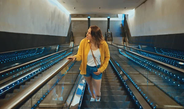 Woman Using Escalator Metro — Stock Photo, Image