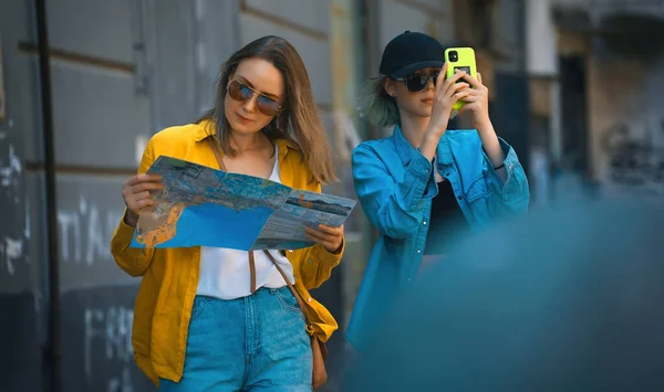 Woman Her Daughter Exploring Old City — Fotografia de Stock