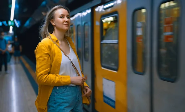 Woman Waiting Train Subway — Stockfoto