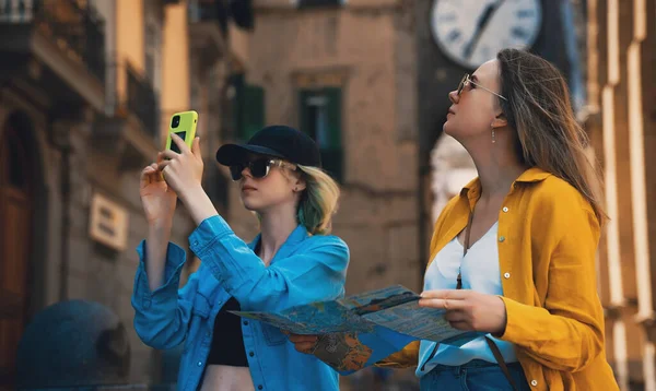 Woman Her Daughter Exploring Old City — Foto de Stock