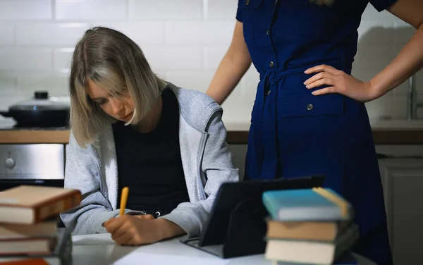 Teenage Girl Her Mother Doing Schoolwork Home — Zdjęcie stockowe