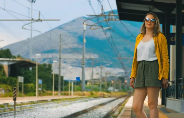 Woman Sunglasses Waiting Her Train — Zdjęcie stockowe