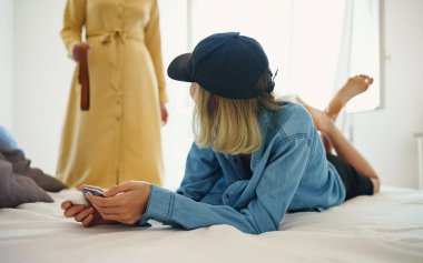 Anne, genç kızına akıllı telefon kullanımı üzerine konferans veriyor..