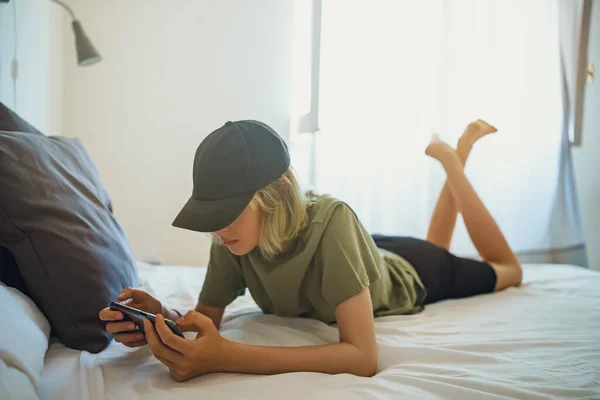 Tiener Ligt Met Smartphone Bed Begrip Gadget Verslaving — Stockfoto