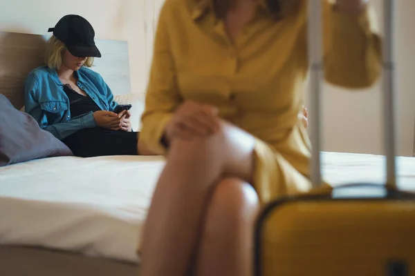 Mamãe Fez Uma Mala Para Feriados Mas Sua Filha Não — Fotografia de Stock