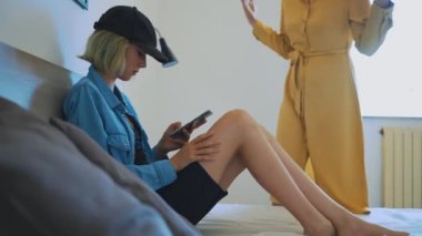 Anne, genç kızına akıllı telefon kullanımı üzerine konferans veriyor..