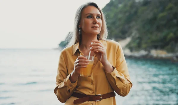 カクテルを持つ女性の肖像画 海の休暇 — ストック写真