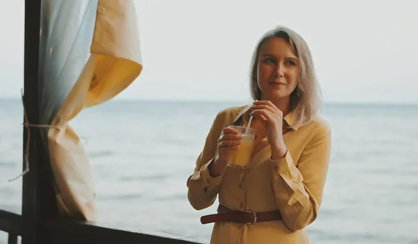一个喝鸡尾酒的女人的画像海上度假 — 图库照片