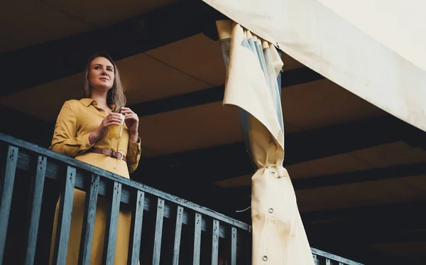 Женщина Наслаждается Видом Балкона Отпуск Тропической Стране — стоковое фото