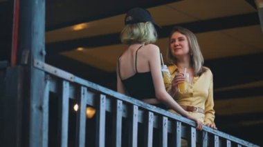 Anne ve kızı dışarıda konuşuyorlar..