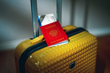 Rusya Federasyonu pasaportu seyahat çantasında.