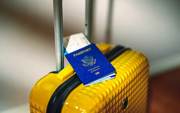 Reisekoffer Mit Amerikanischem Pass — Stockfoto