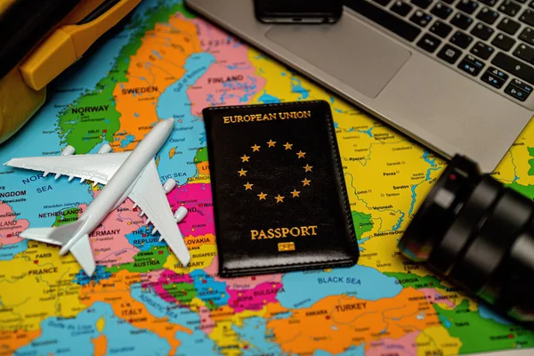 Διαβατήριο Της Ευρωπαϊκής Ένωσης Στο Χάρτη Της Ευρώπης Ταξιδιωτική Έννοια — Φωτογραφία Αρχείου
