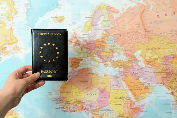 Διαβατήριο Της Ευρωπαϊκής Ένωσης Μπροστά Από Χάρτη Της Ευρώπης — Φωτογραφία Αρχείου
