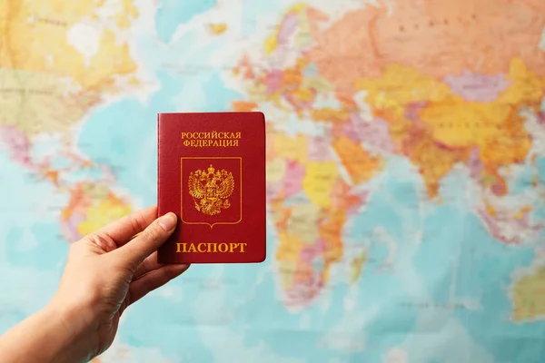 Ρωσικό Διαβατήριο Ομοσπονδίας Μπροστά Από Τον Παγκόσμιο Χάρτη — Φωτογραφία Αρχείου