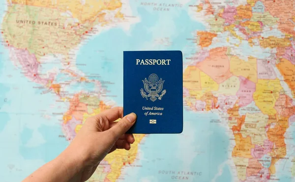 Διαβατήριο Ηνωμένων Πολιτειών Της Αμερικής Μπροστά Από Τον Παγκόσμιο Χάρτη — Φωτογραφία Αρχείου