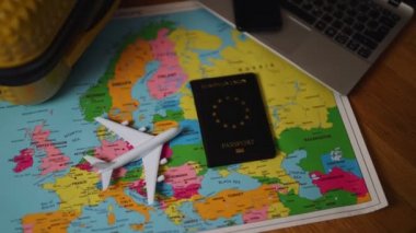 Avrupa haritasında Avrupa Birliği pasaportu. Seyahat kavramı.