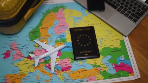 Európai Uniós Útlevél Európai Térképen Utazási Koncepció — Stock videók