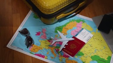 Rusya Federasyonu pasaportu Avrupa haritasında. Seyahat kavramı.