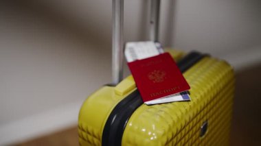 Rusya Federasyonu pasaportu seyahat çantasında.