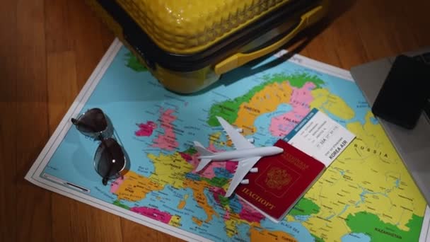 Ρωσικό Ομοσπονδιακό Διαβατήριο Στο Χάρτη Της Ευρώπης Ταξιδιωτική Έννοια — Αρχείο Βίντεο