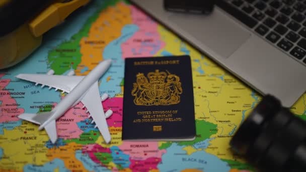 Паспорт Великої Британії Мапі Європи Концепція Подорожі — стокове відео